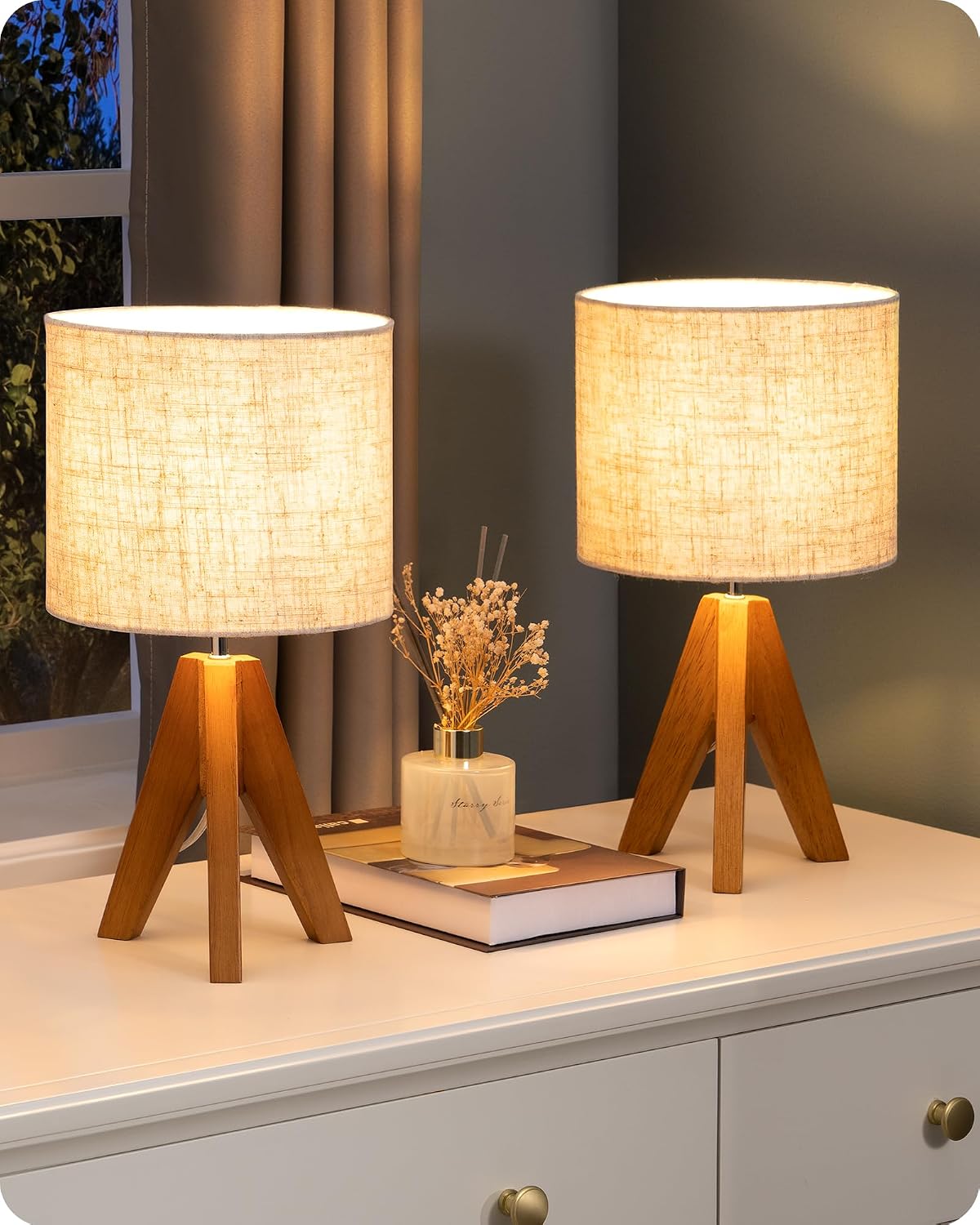 Detalle de EDISHINE HLTL25Q Table Lamps, 2-Pack Wooden Tripod with Beige Linen Shades