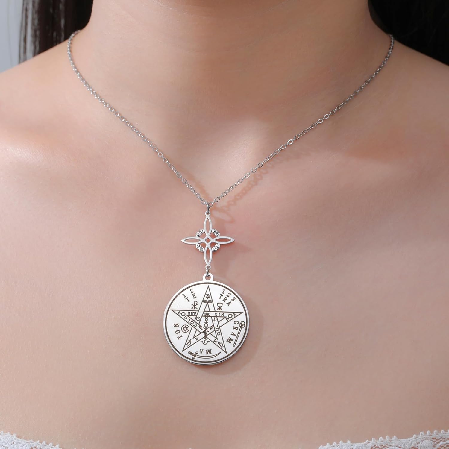 Detalle de VASSAGO Hexenknoten-Halskette aus Edelstahl mit Tetragrammaton- und Pentagramm-Anhänger