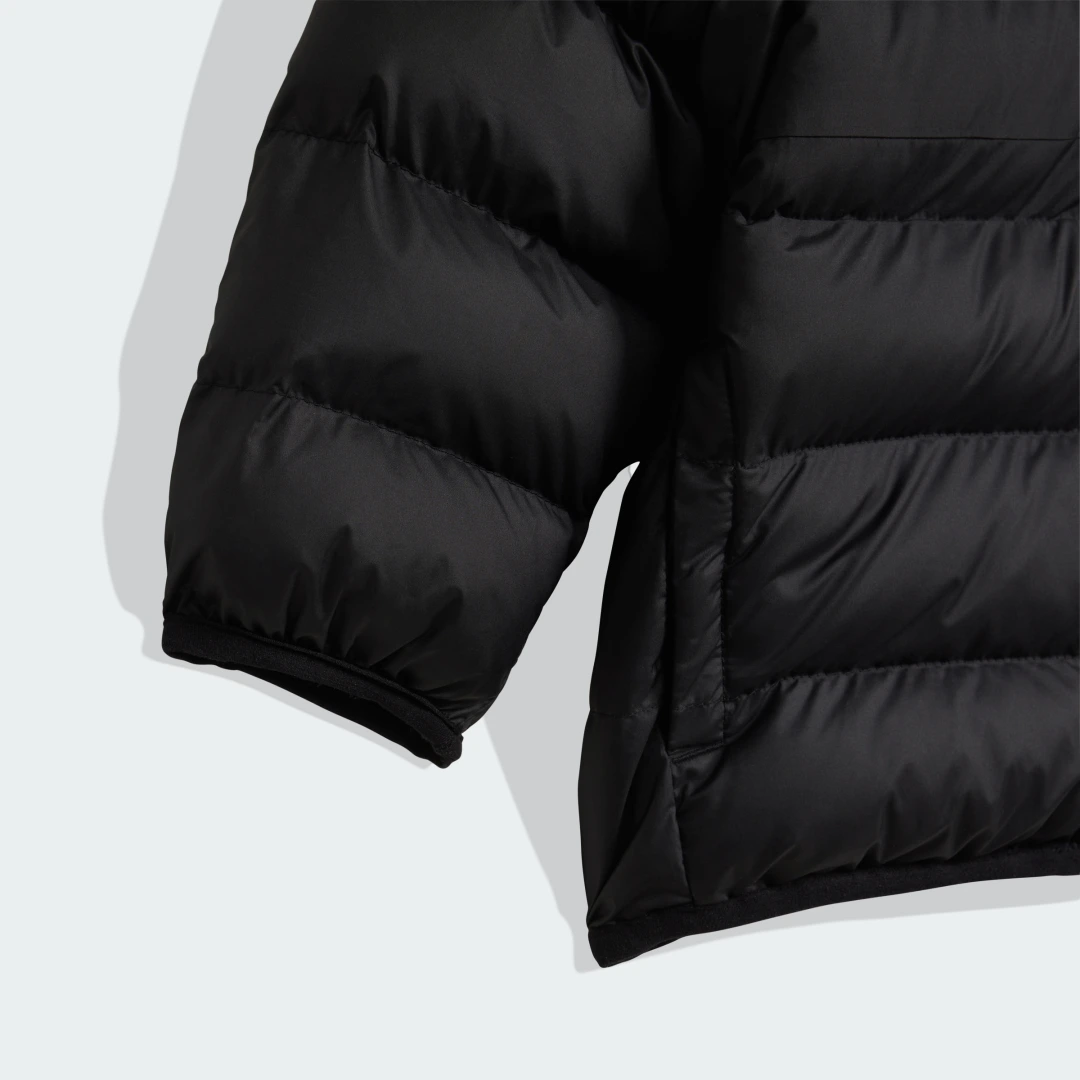 Detalle de Anorak de plumón sintético Adidas: negro, ligero y versátil para el día a día