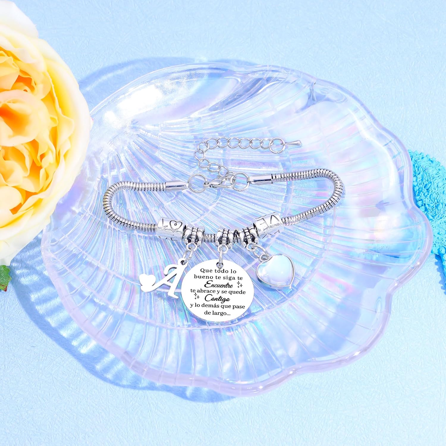 Detalle de Awyuan pulsera de plata con letras iniciales (dije grabado) personalizada para mujer y adolescente