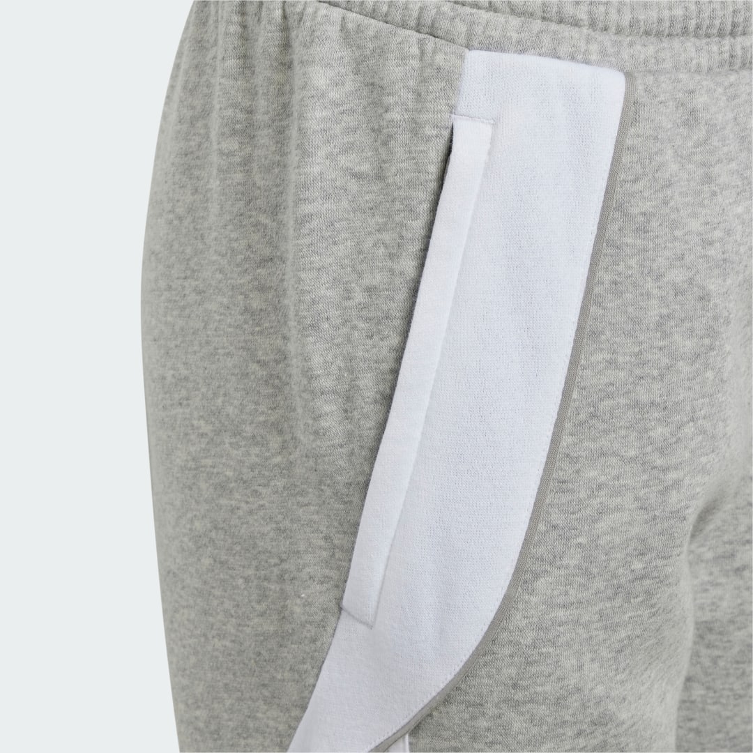 Detalle de Pantalón Tiro 24 (Adolescentes) de Adidas, color Gris