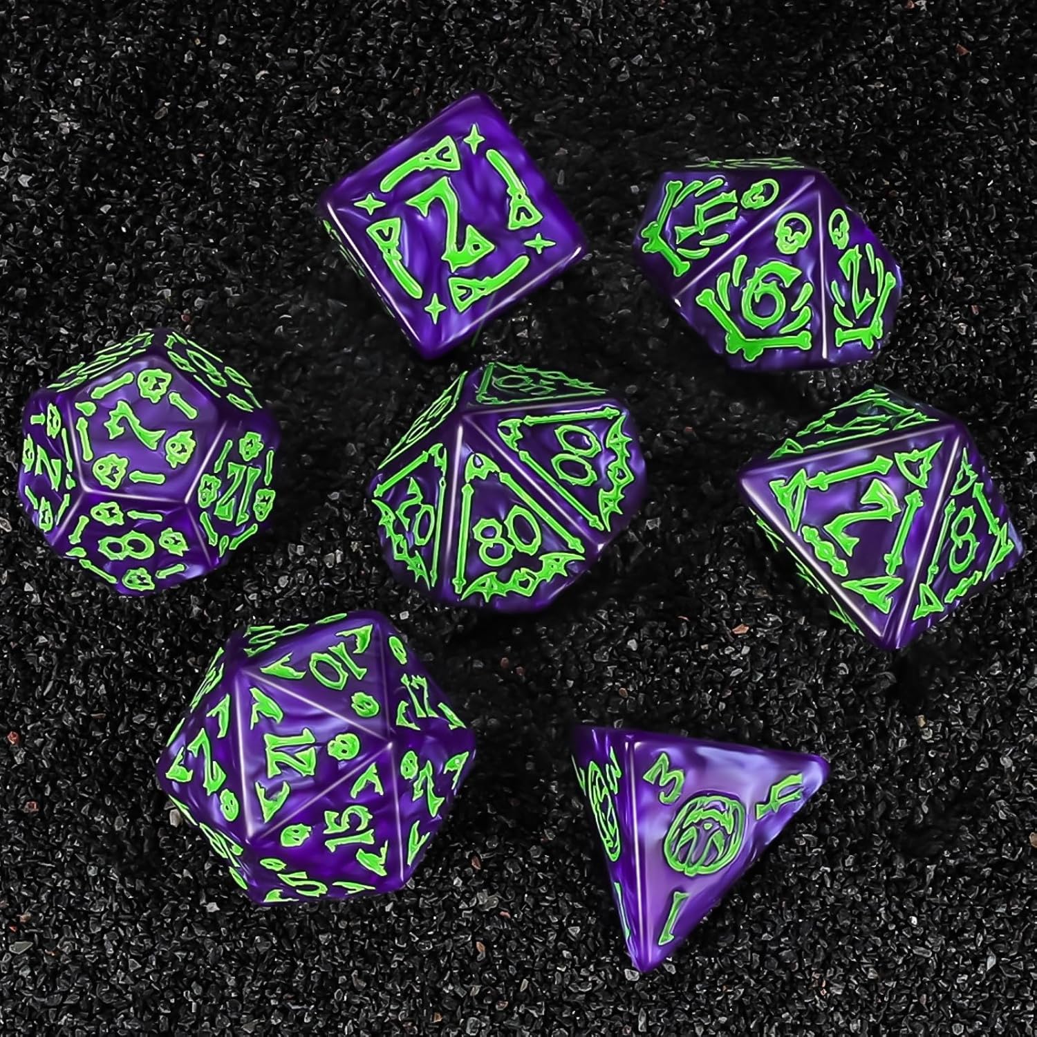 Detalle 2 de QMAY set di dadi poliedrici per Dungeons & Dragons e giochi da tavolo, 7 pezzi in acrilico (lilla Halloween)