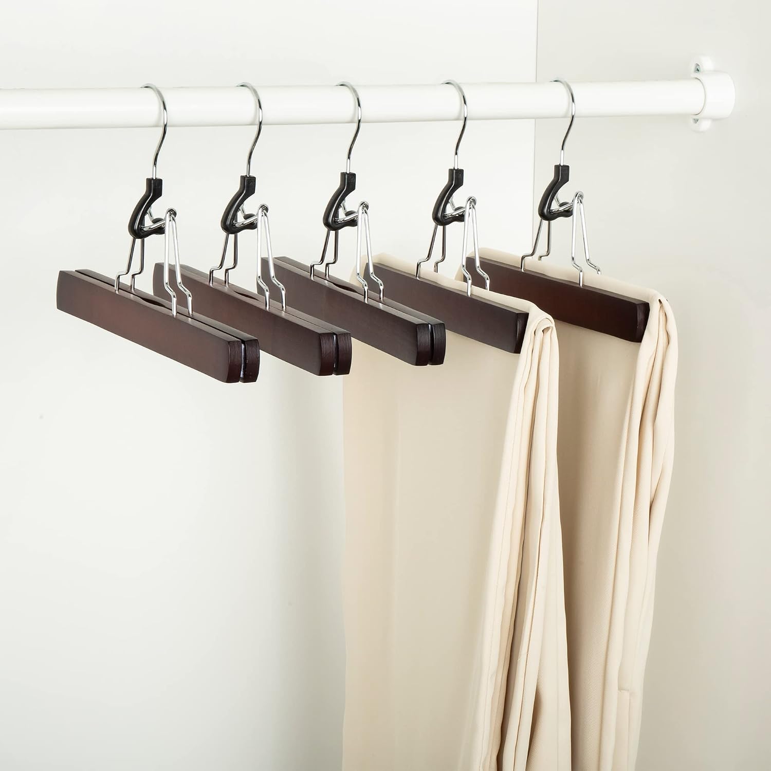 Detalle 2 de Amazon Basics Holzkleiderbügel für Hosen, Kirschrot, 10er-Pack – 25 × 16,5 cm