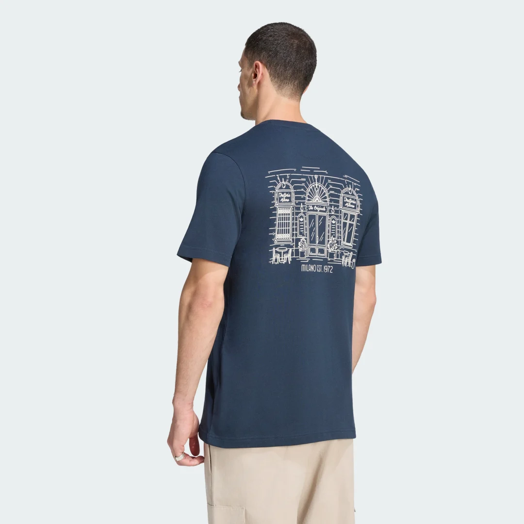 Detalle de Camiseta estampada Milano Shop de Adidas: estilo urbano y comodidad en azul