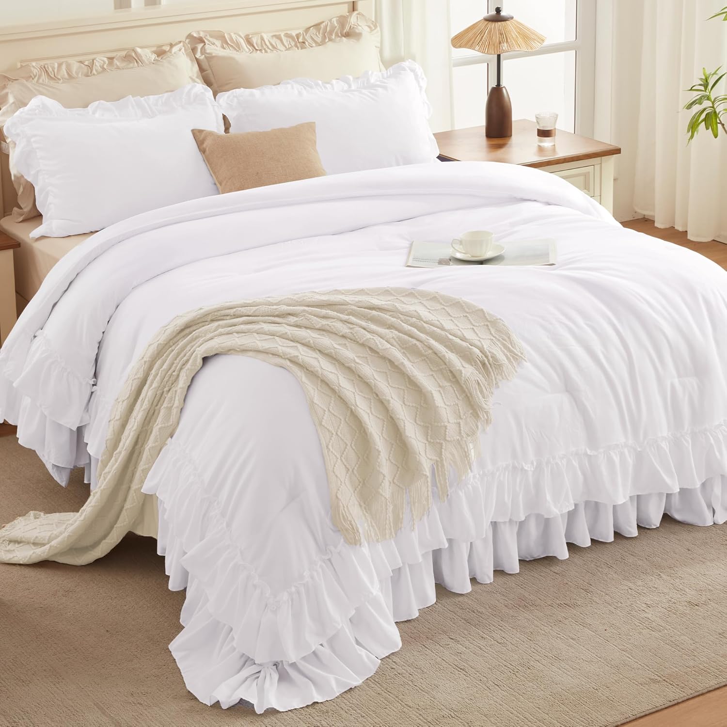 Detalle 2 de Andency White Comforter Set Queen Size — Lightweight Ruffle 3-Piece
