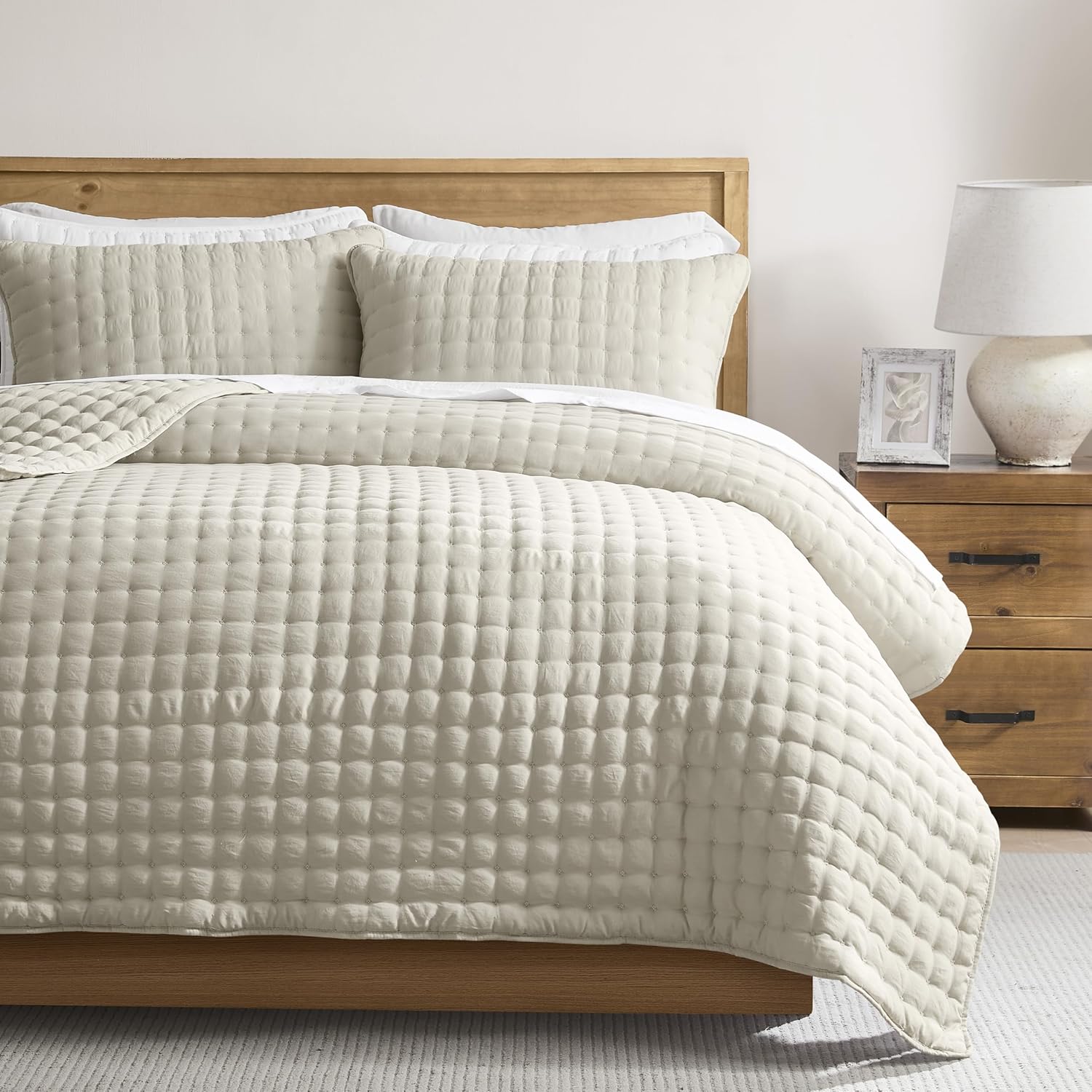 Detalle de WDCOZY Beige Queen Size Quilts Bedding Set (3 Pieces) – Lightweight Microfiber Quilt with 2 Pillow Shams