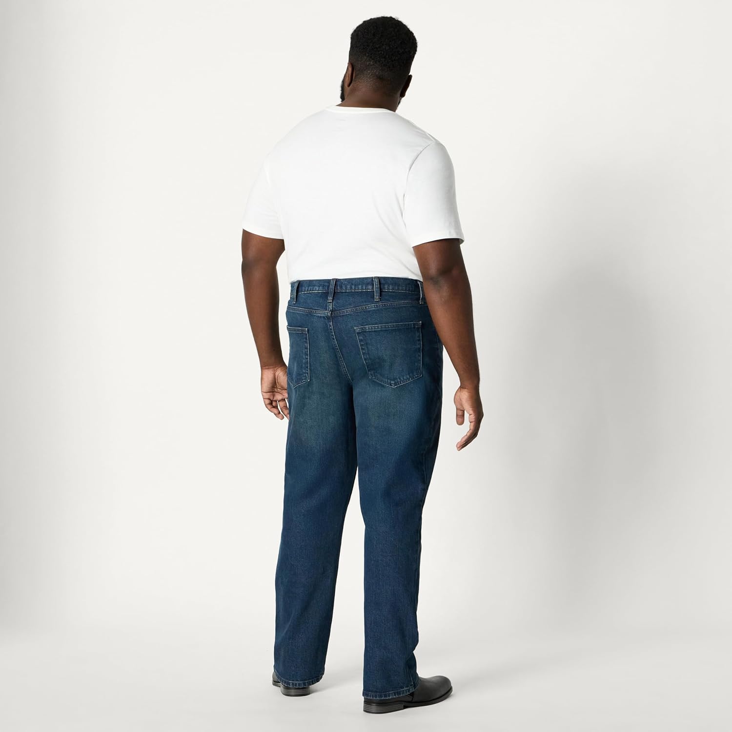Thumbnail 6 de Amazon Essentials Herren Straight-Fit Bootcut-Jeans mit geringem Stretchanteil – robuster Denim trifft zeitlose Silhouette
