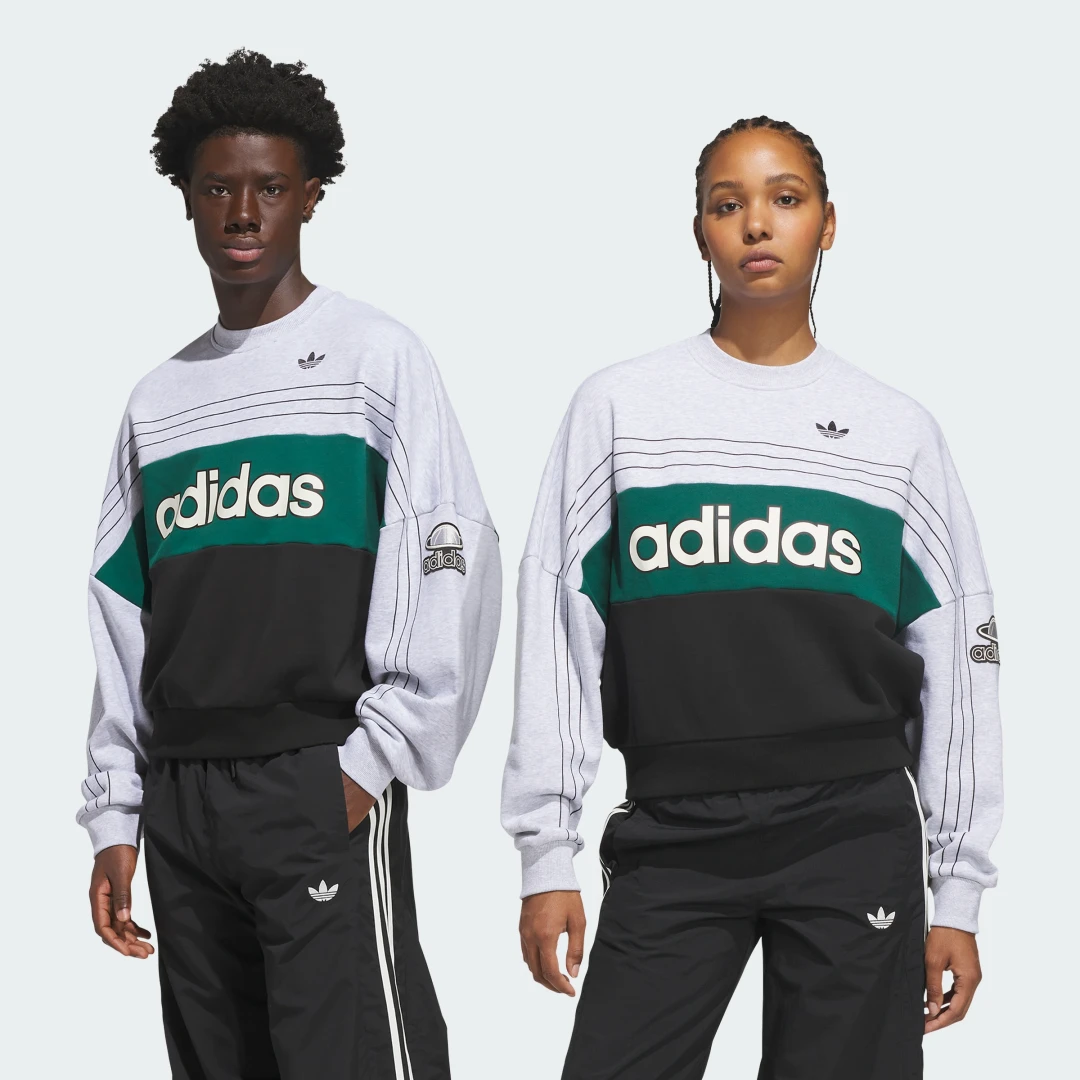 Detalle de Adidas Originals Varsity Sudadera de cuello redondo en gris