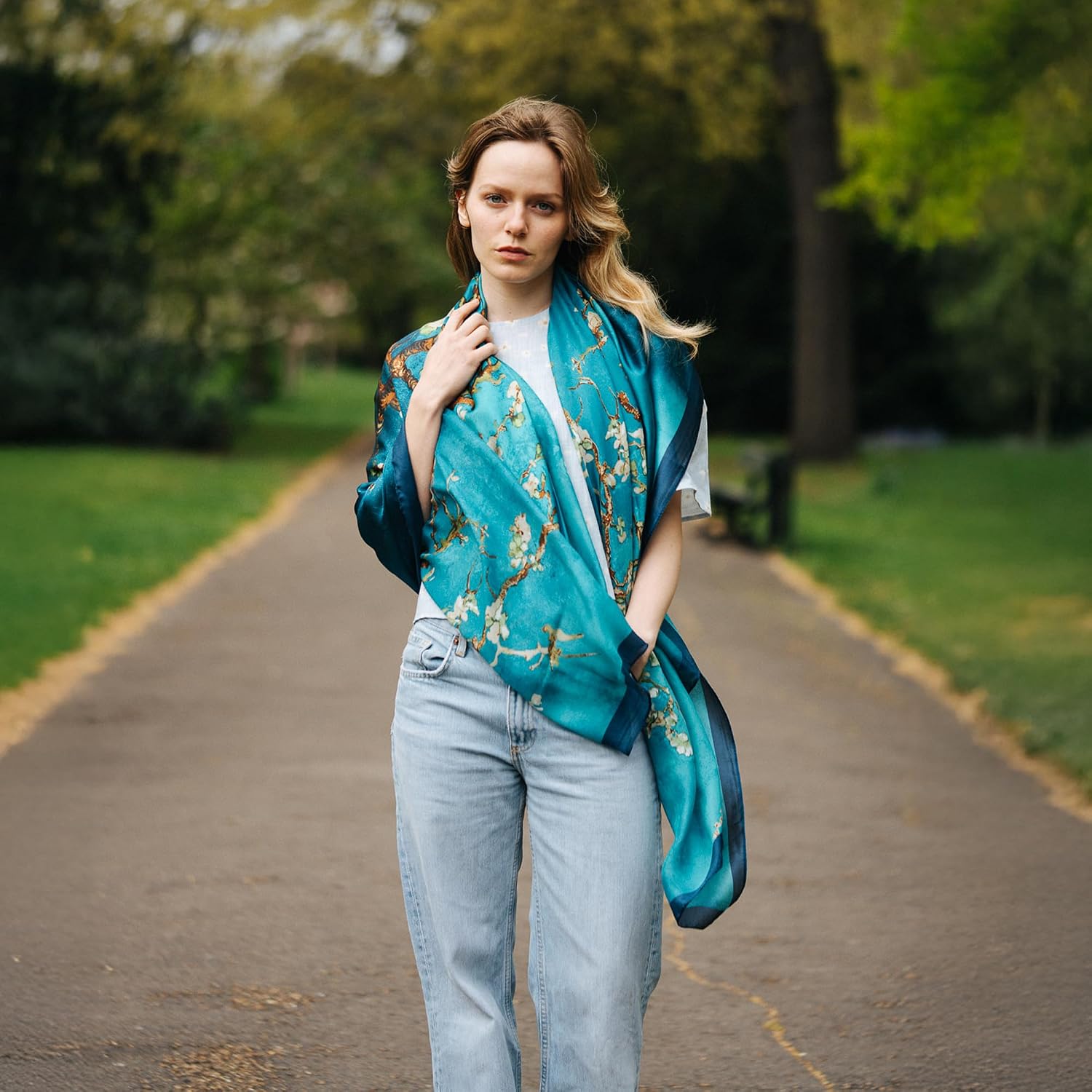 Thumbnail 3 de Trillion London Spring Silk Scarf