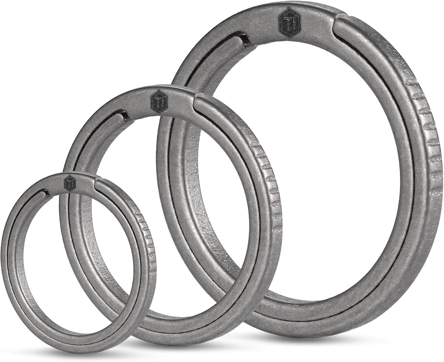 Detalle de KeyUnity titanium flat key rings with side-push quick release for key carabiner (S/M/L variants)