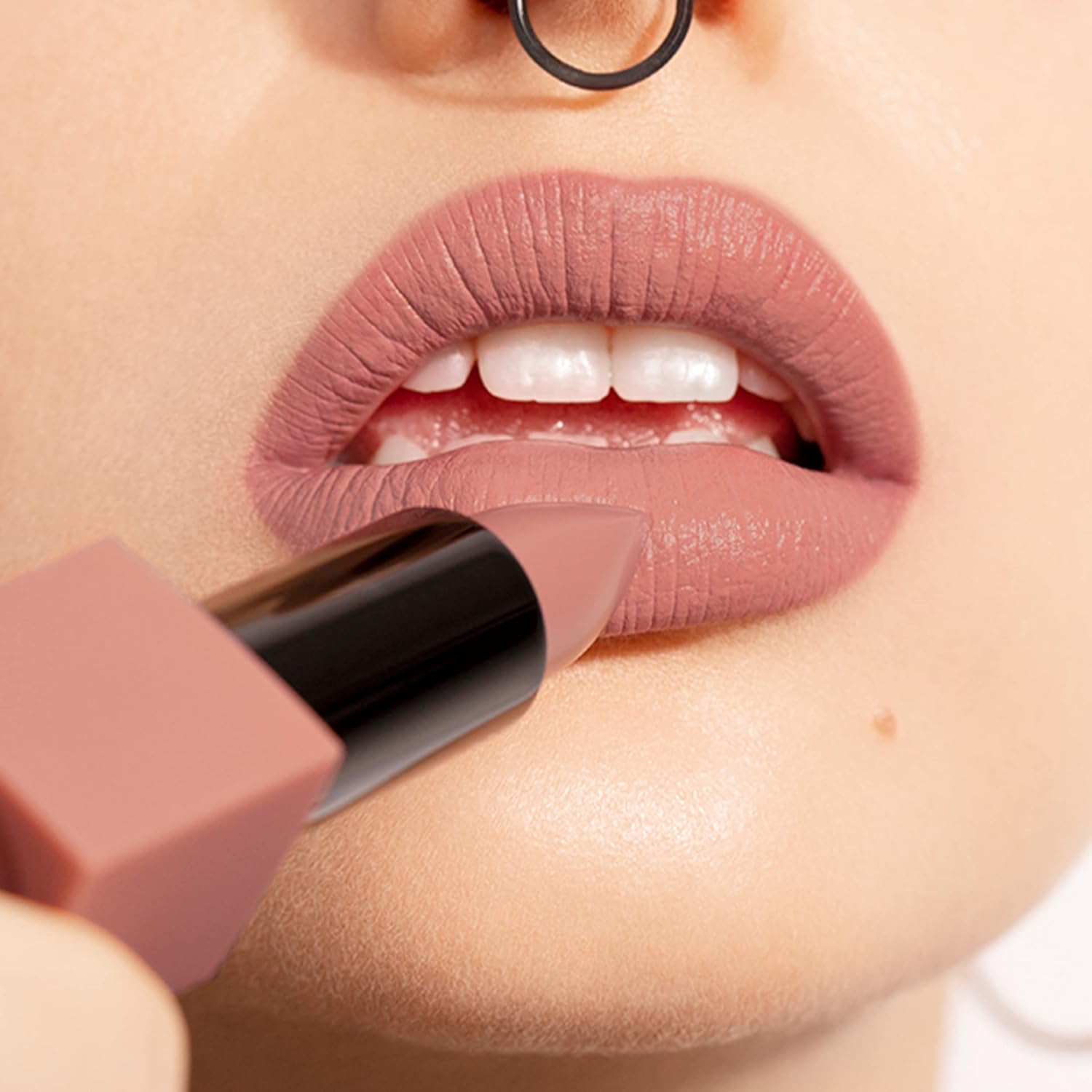 Detalle de 3INA MAKEUP – The Lipstick 257 Rosa Polverosa: rossetto cremosa semi-opaco, profumo di vaniglia e custodia magnetica