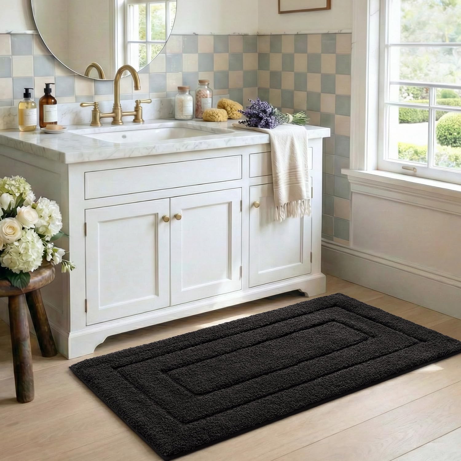Detalle de DEXI Bath Mat 60 x 110 cm: Extra Soft Microfibre, Non‑Slip Backing