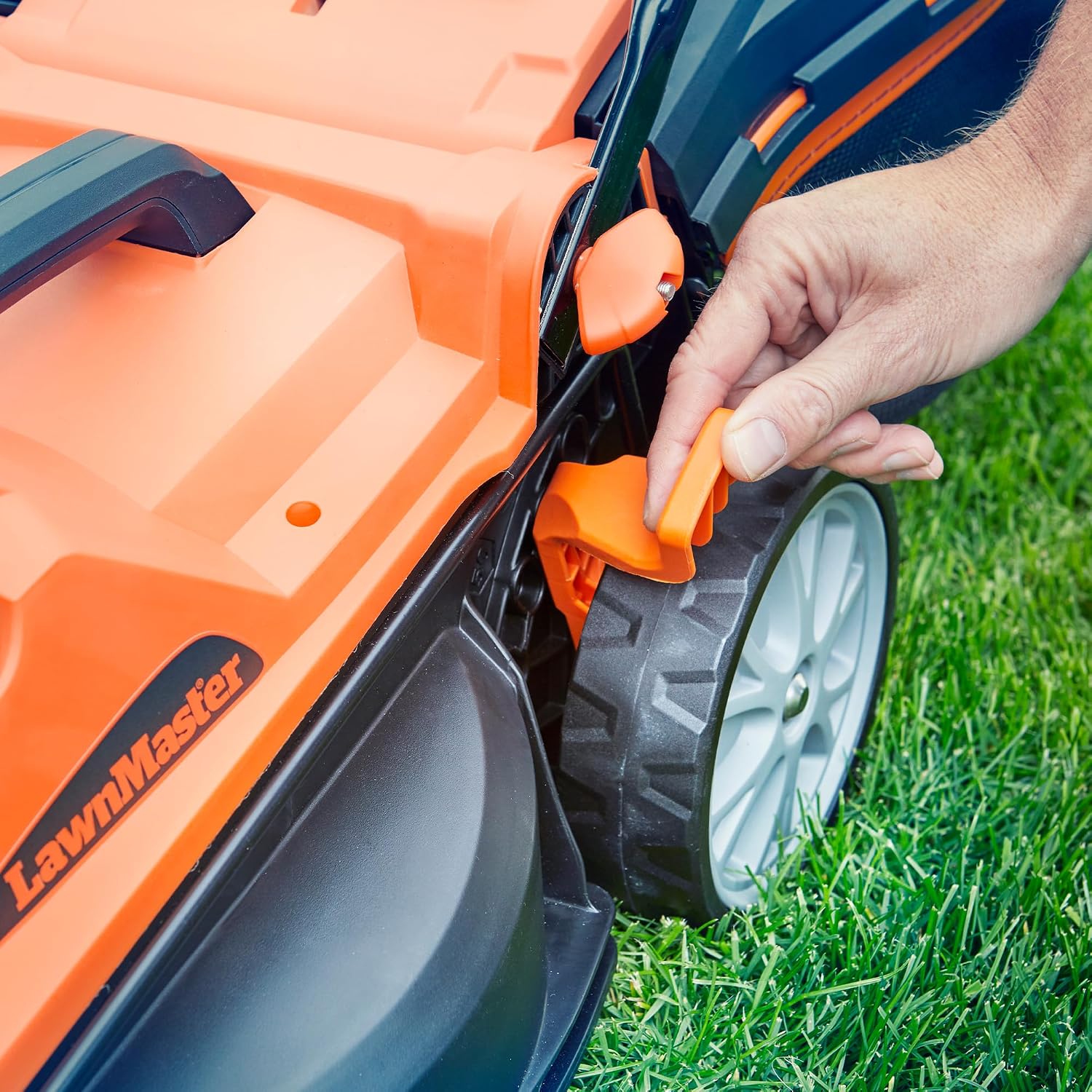 Detalle de LawnMaster MX 24V 34cm Cordless Lawnmower with 4.0Ah Battery, Fast Charger and Rear Roller