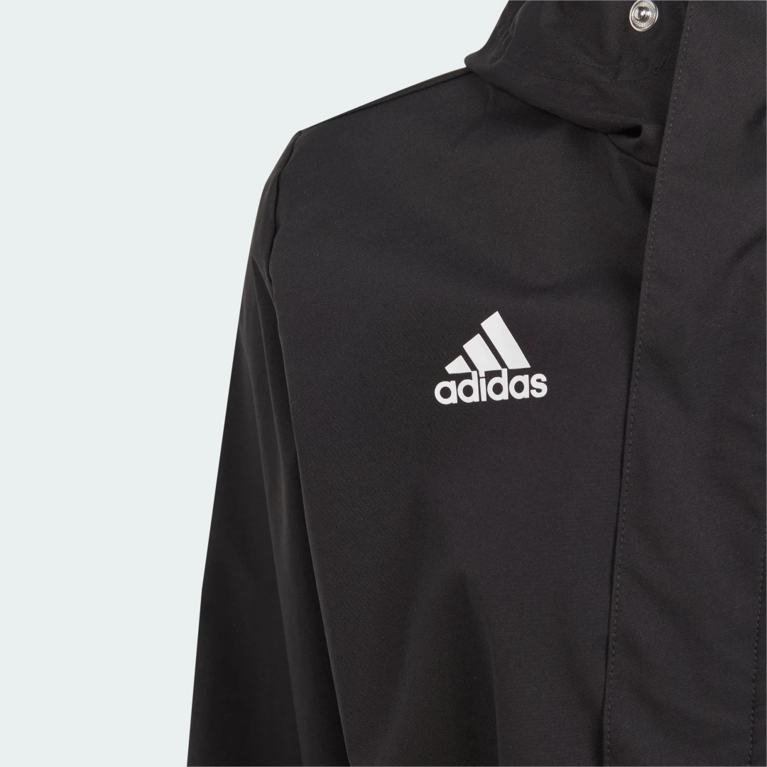 Detalle de Chaqueta Entrada 22 All-Weather de Adidas — versión negra para uso diario