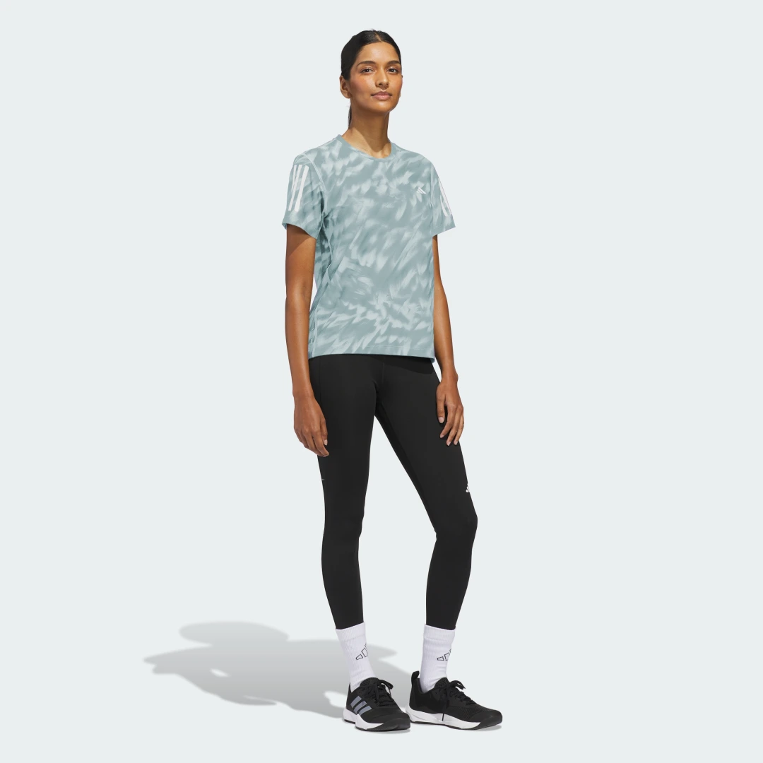 Detalle de Camiseta estampada Own The Run de Adidas — turquesa