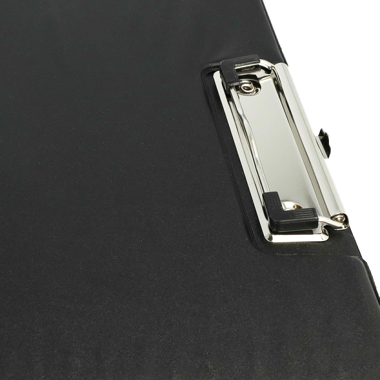 Detalle 2 de Westcott E-17104 BLACK klämbrädemapp för A4, svart med innerficka