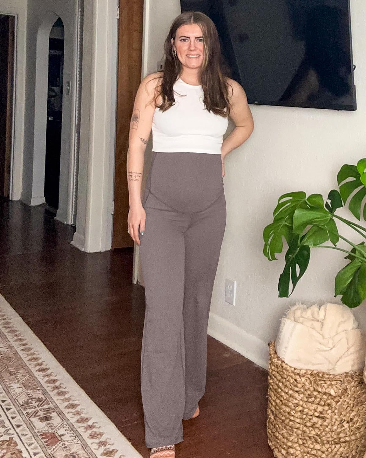 Detalle 2 de G4Free Maternity Yoga Pants in a Lycra Blend