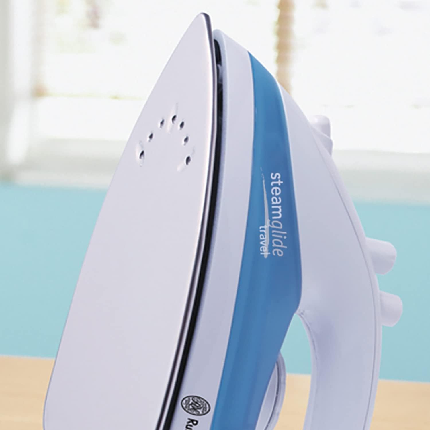 Thumbnail 4 de Russell Hobbs Dual Voltage Steam Glide Travel Iron (22470) with 80ml Tank