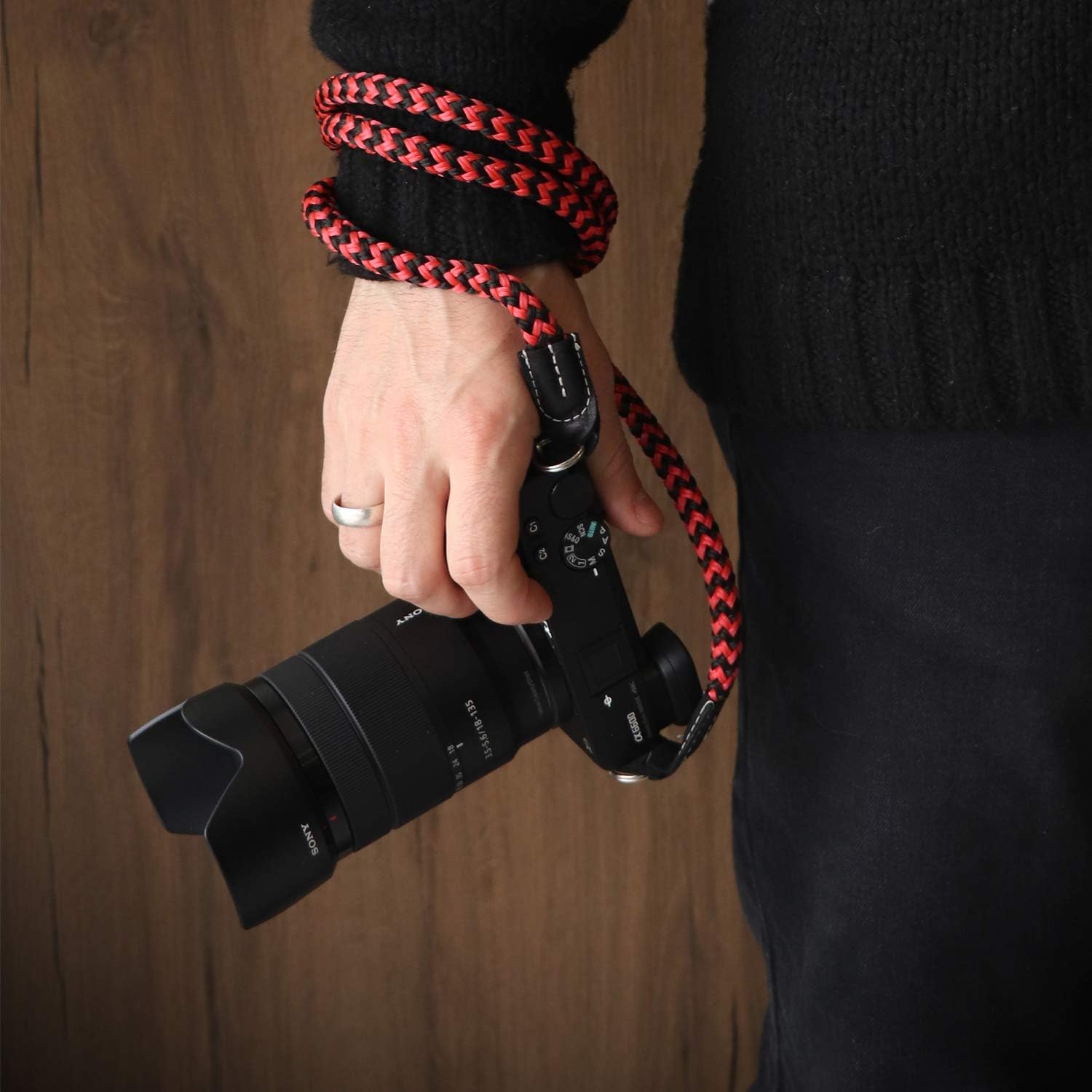 Thumbnail 3 de MegaGear Handgelenkschlaufe MG Large – robustes Handgelenkband für SLR/DSLR-Kameras (100 cm, Schwarz/Rot)