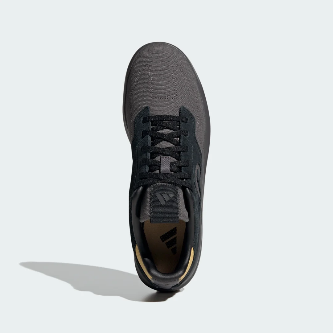 Detalle de Zapatilla Five Ten Sleuth Mountain Bike de Adidas — diseño versátil para MTB urbano y de trail