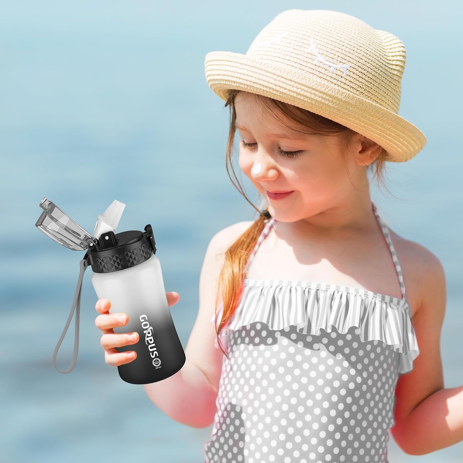 Detalle 2 de GOPPUS 350ml Kids Water Bottle With Straw, Flip Top Lid & Strap (Tritan, BPA-free)