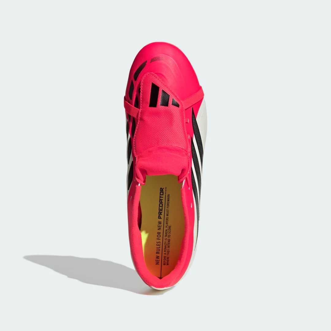 Detalle de Adidas Predator Club: bota de fútbol con lengüeta plegable para césped natural seco y multisuperficie
