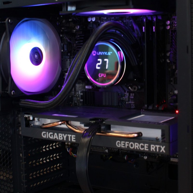 Detalle de PCM Lotus: Ryzen 5 7600X, 32 GB RAM, 1 TB SSD y RTX 5060 Ti