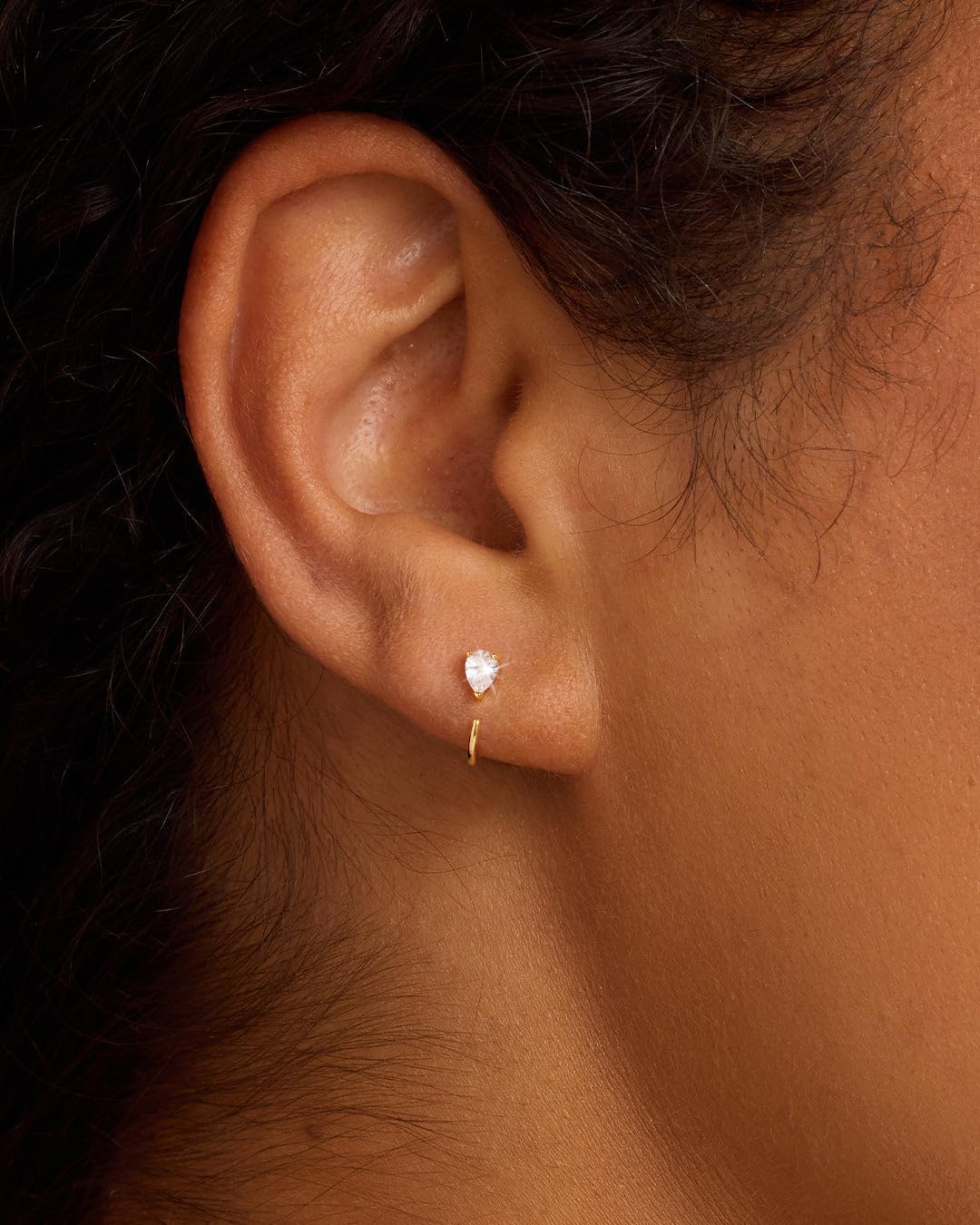 Detalle 2 de Carffordo Huggie Earrings in 925 Sterling Silver