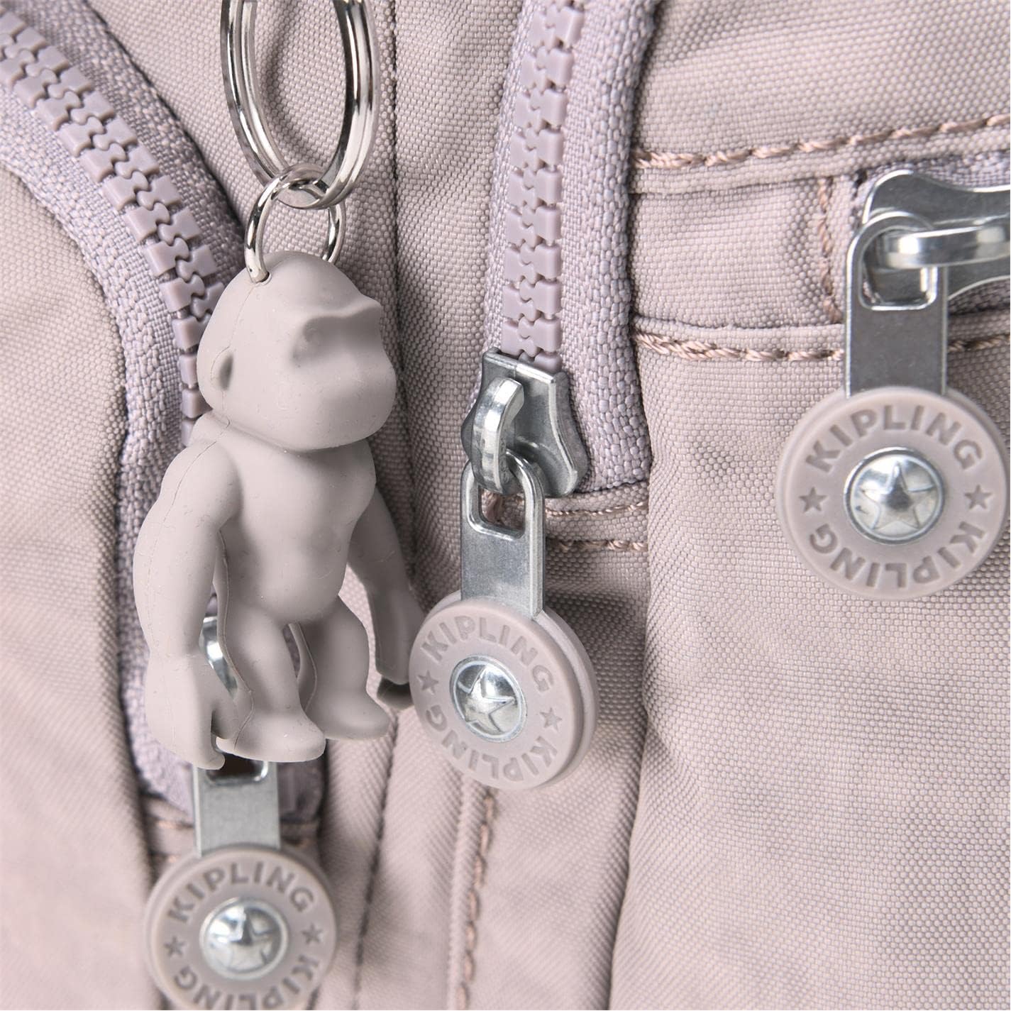 Detalle de Kipling Gabbie: Borsa a Tracolla Media, stile e praticità in tessuto idrorepellente