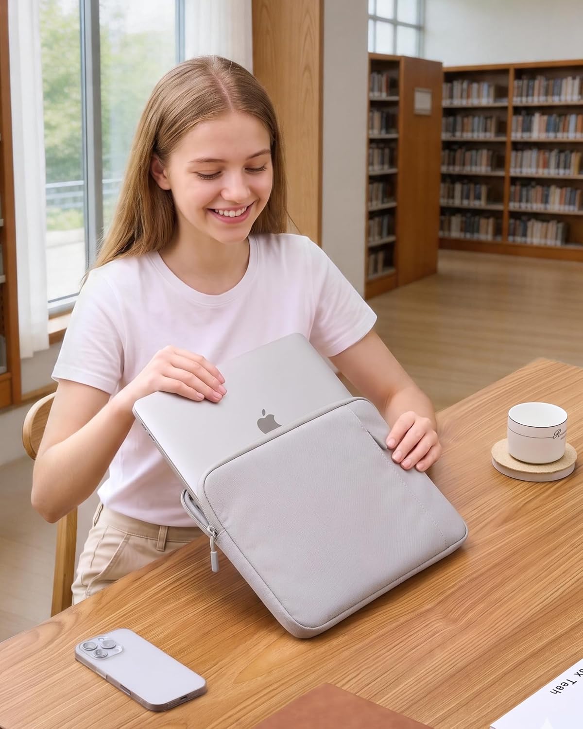 Detalle 2 de ProCase MacBook Neo 13-inch Sleeve Silver