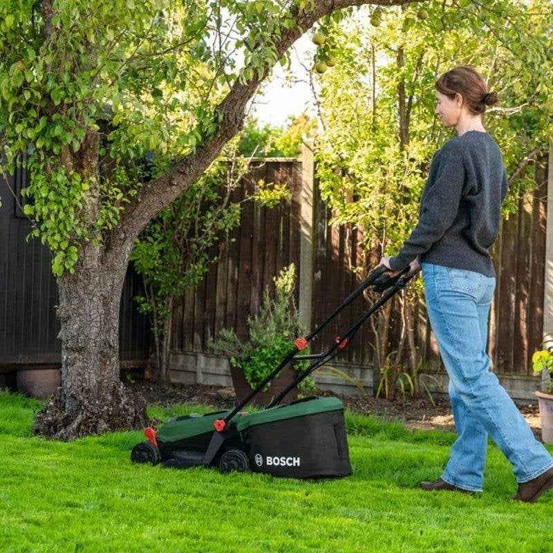 Detalle 2 de Bosch ROTAK18V-32: cortacésped a batería de 18 V, 32 cm, 3 en 1 y recogedor de 35 L