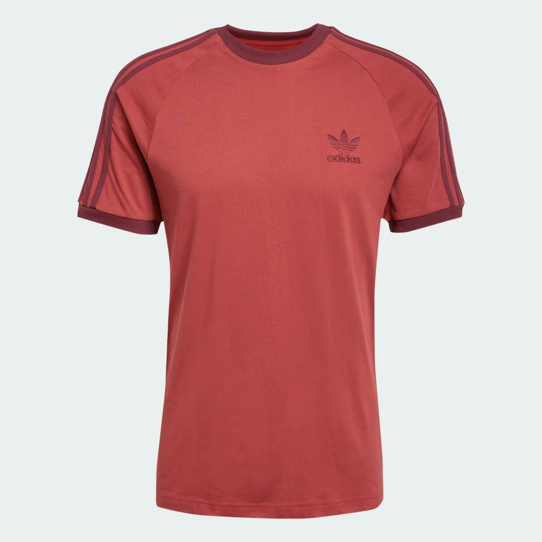 Detalle 2 de Camiseta Adicolor Classics 3 Stripes de Adidas — Rojo, sencilla y versátil para el día a día