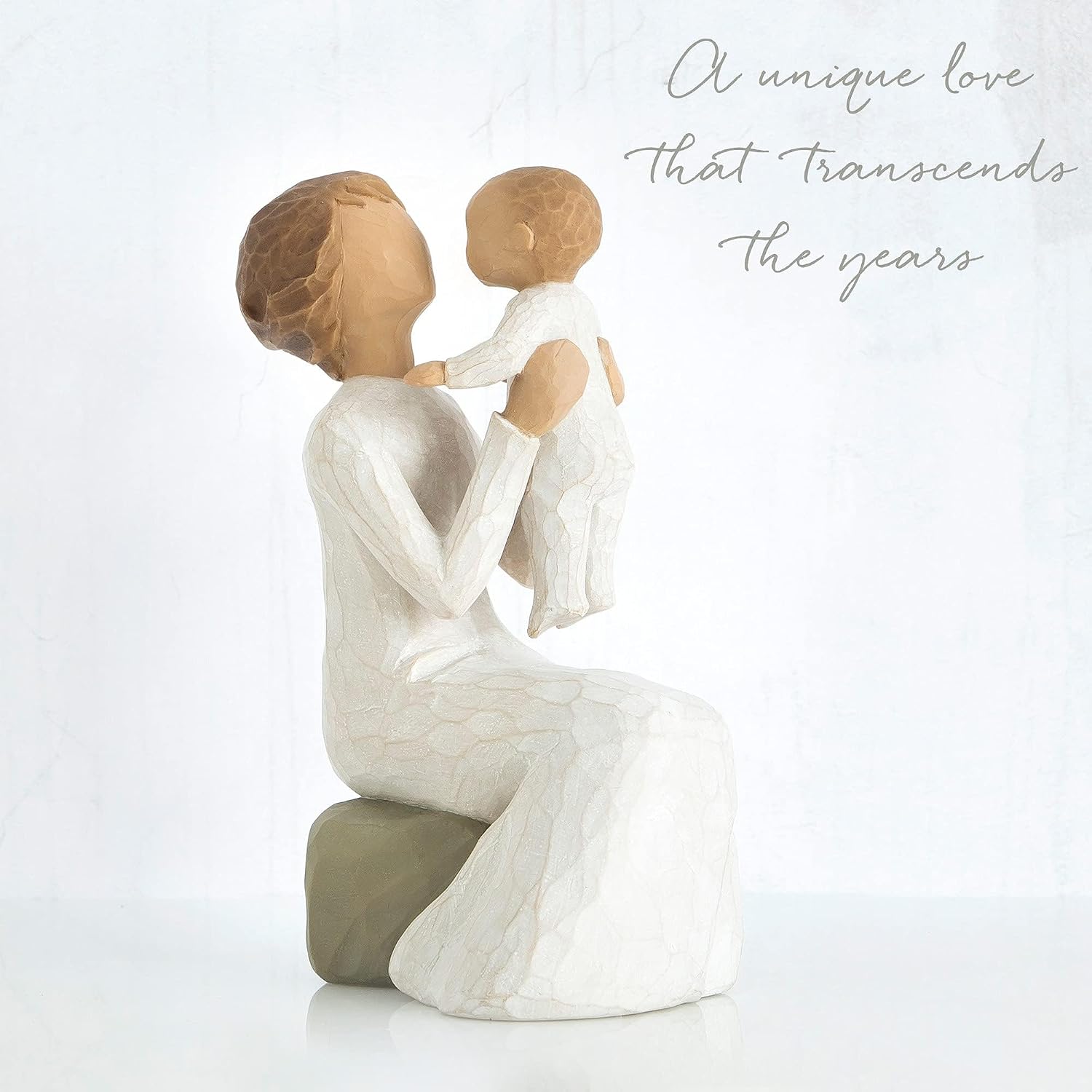Detalle 2 de Enesco 26072 Grand-Mère — Figurine artisanale Willow Tree, pièce décorative en résine peinte à la main