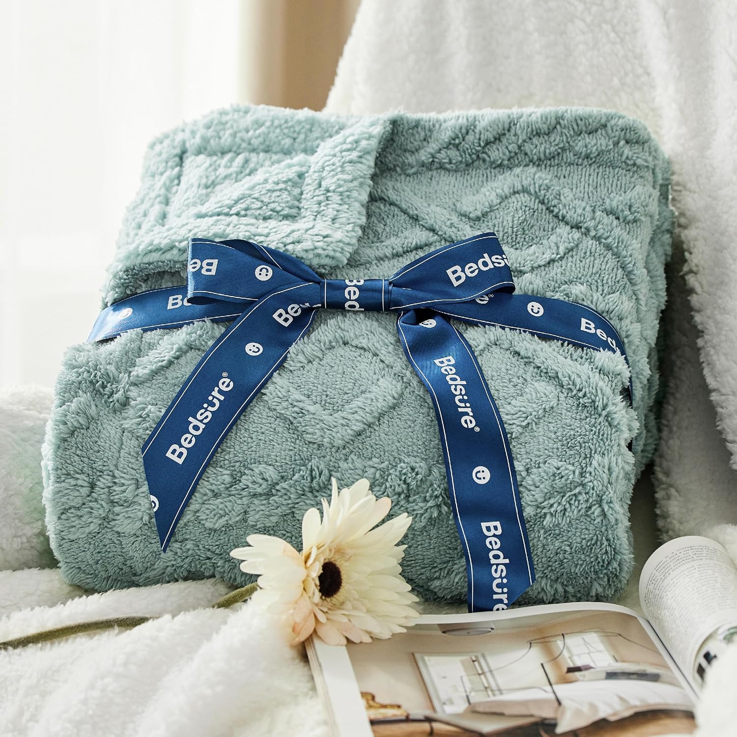 Detalle de Bedsure Sherpa Fleece Blanket, Queen 90x90 Inches, Sage Green Cable Jacquard