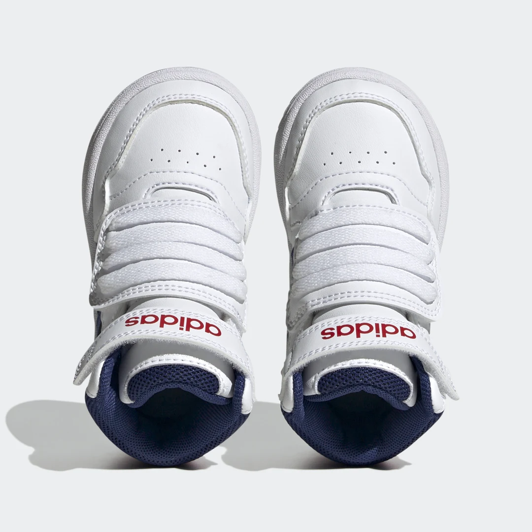 Detalle 2 de Adidas Zapatilla Hoops Mid en Blanco – estilo urbano y comodidad diaria