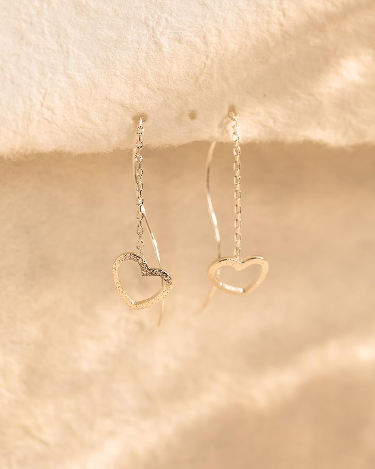 Detalle de HANLI Gold Heart Earrings for Women – Hypoallergenic 14K Gold Plated / Silver Love Heart Long Chain Threader