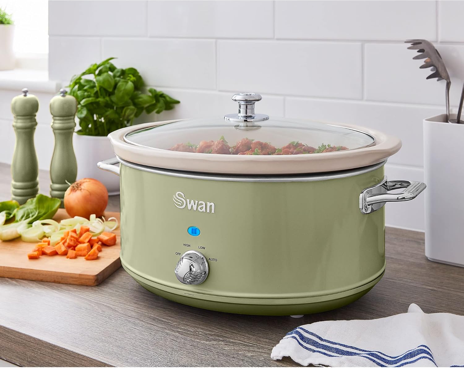 Detalle 2 de Swan Retro SF17031GNEU – wolnowar 6,5 l, ceramiczny garnek, 3 temperatury