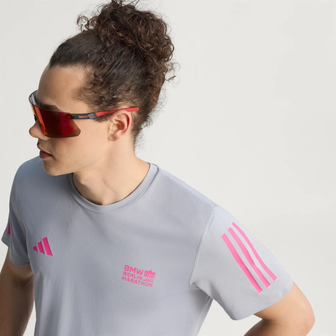 Detalle 2 de Camiseta Adidas BMW Berlin-Marathon 2025 Finisher – Gris