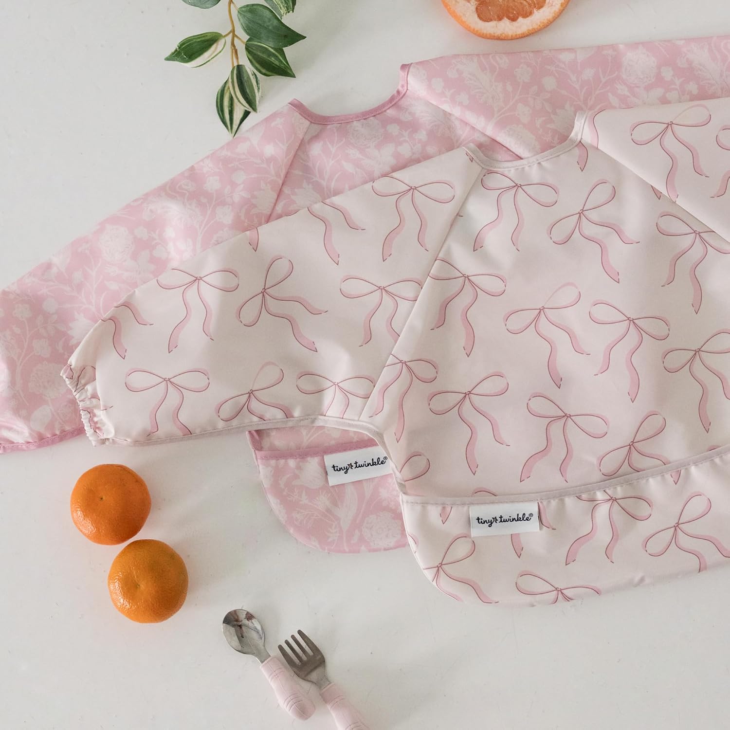 Detalle 2 de Tiny Twinkle Long Sleeve Bib, 2-Pack, Waterproof, 6–24 Months, Toile & Bows