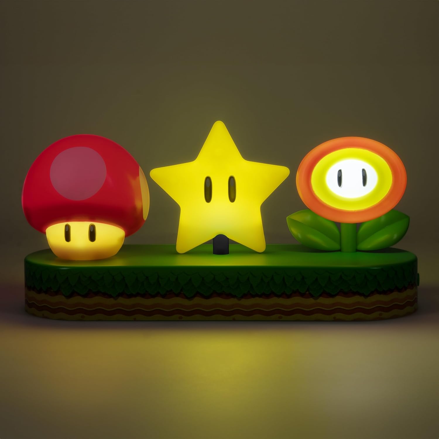 Detalle 2 de Paladone Super Mario Icon Light – Offiziell lizenziertes Schreibtischlicht im Mario-Stil