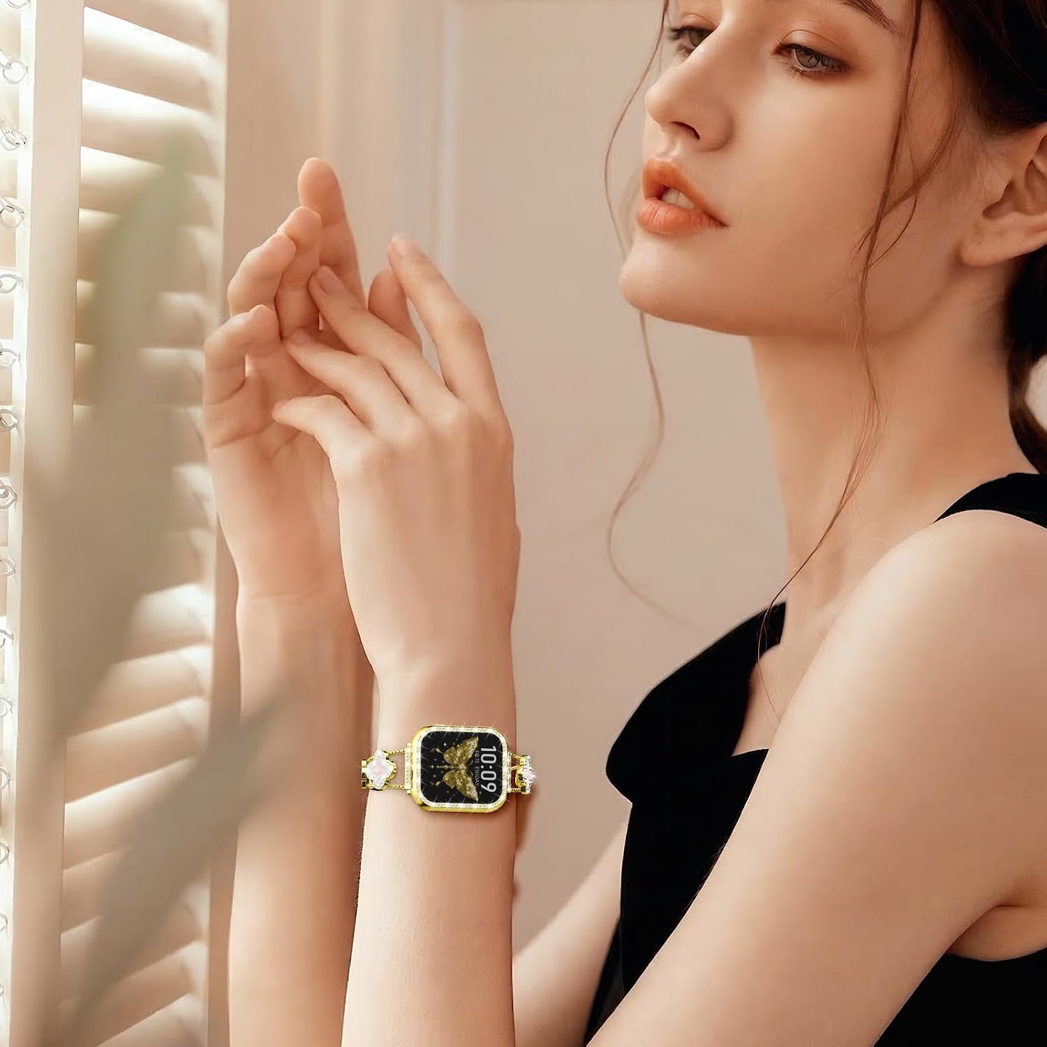 Detalle de Metall-Armband mit Diamant-Schutzhülle für Apple Watch – Vierblättriges Kleeblatt-Design, Edelstahlband, passend für Series 11 bis SE (38–42 mm) in Gold/Weiß