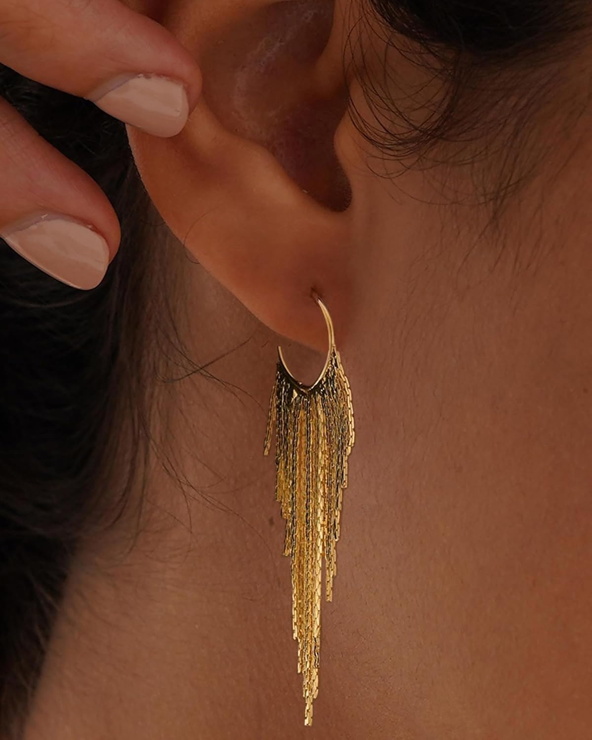 Detalle 2 de HANLI Gold Earrings for Women — 14K Gold Plated Tassel Dangle Earrings