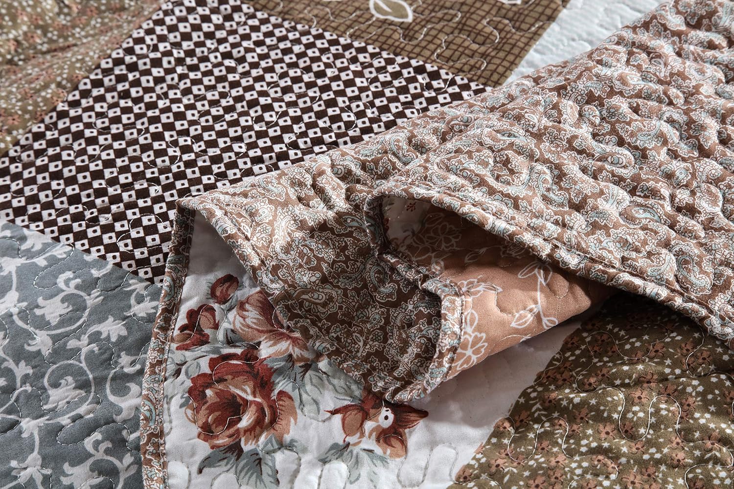 Detalle de Travan 3-Piece Queen Quilt Set with Shams: Oversized, Reversible Microfiber Comfort