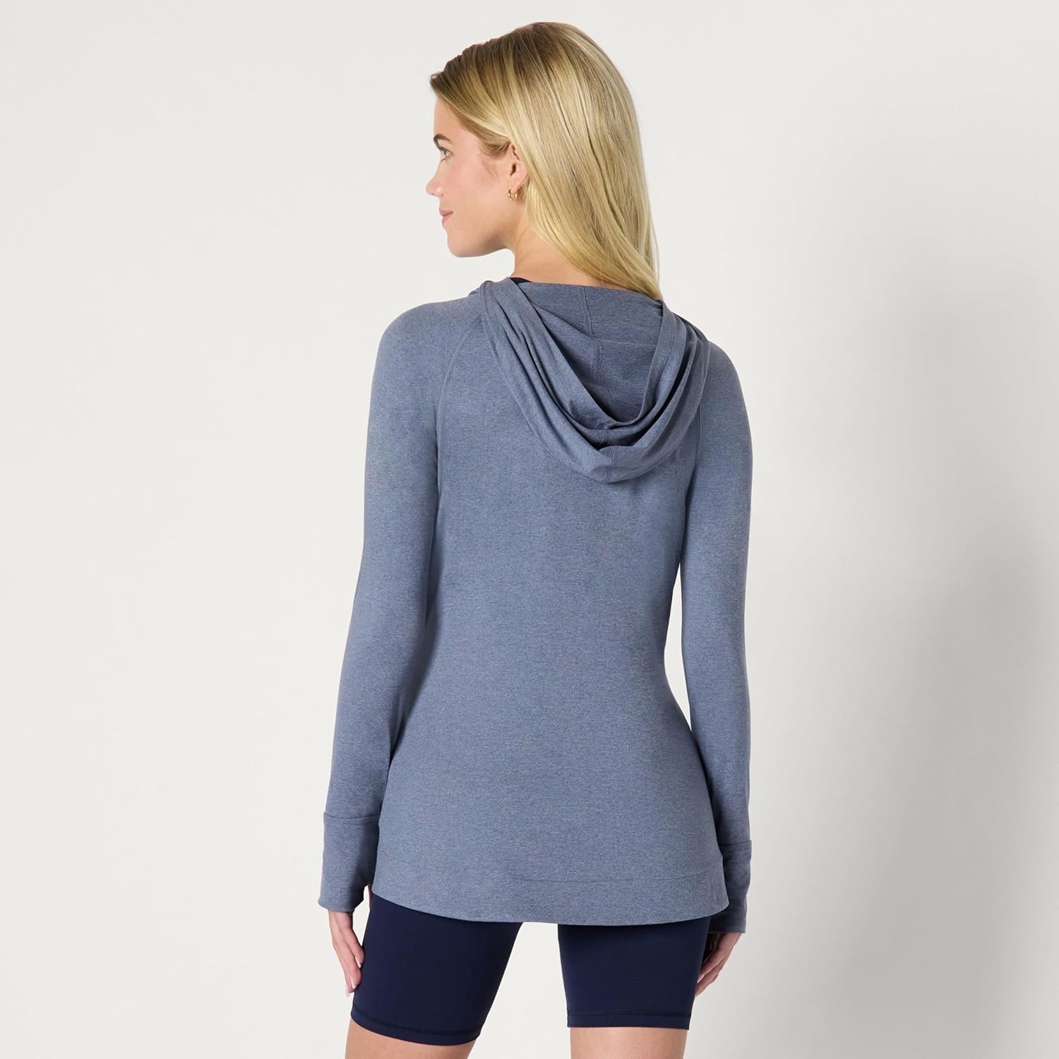 Thumbnail 2 de Amazon Essentials Women’s Athletic Soft Performance Lightweight Long-Sleeve Pullover Hoodie