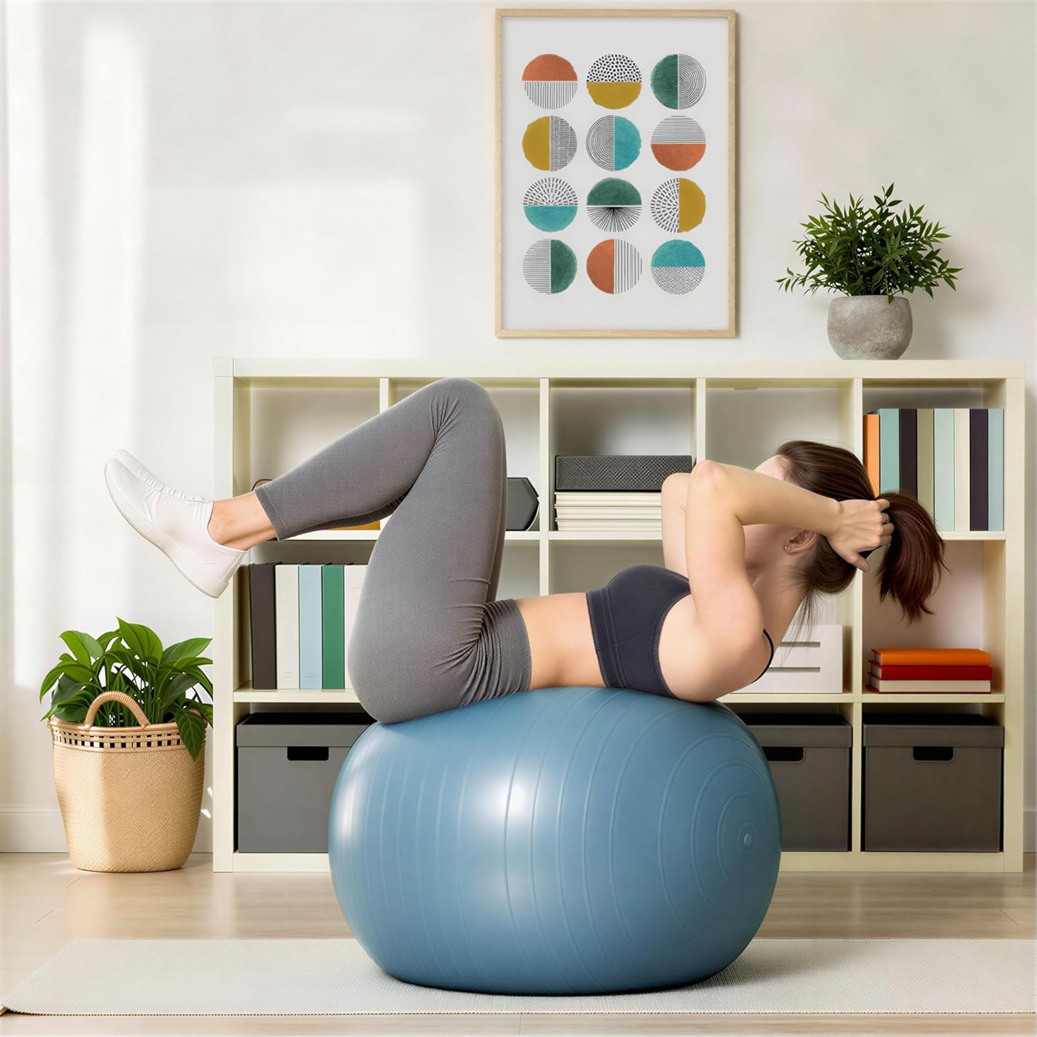 Detalle 2 de Amazon Basics Anti-Burst Exercise Ball with Pump, 23-26" Diameter