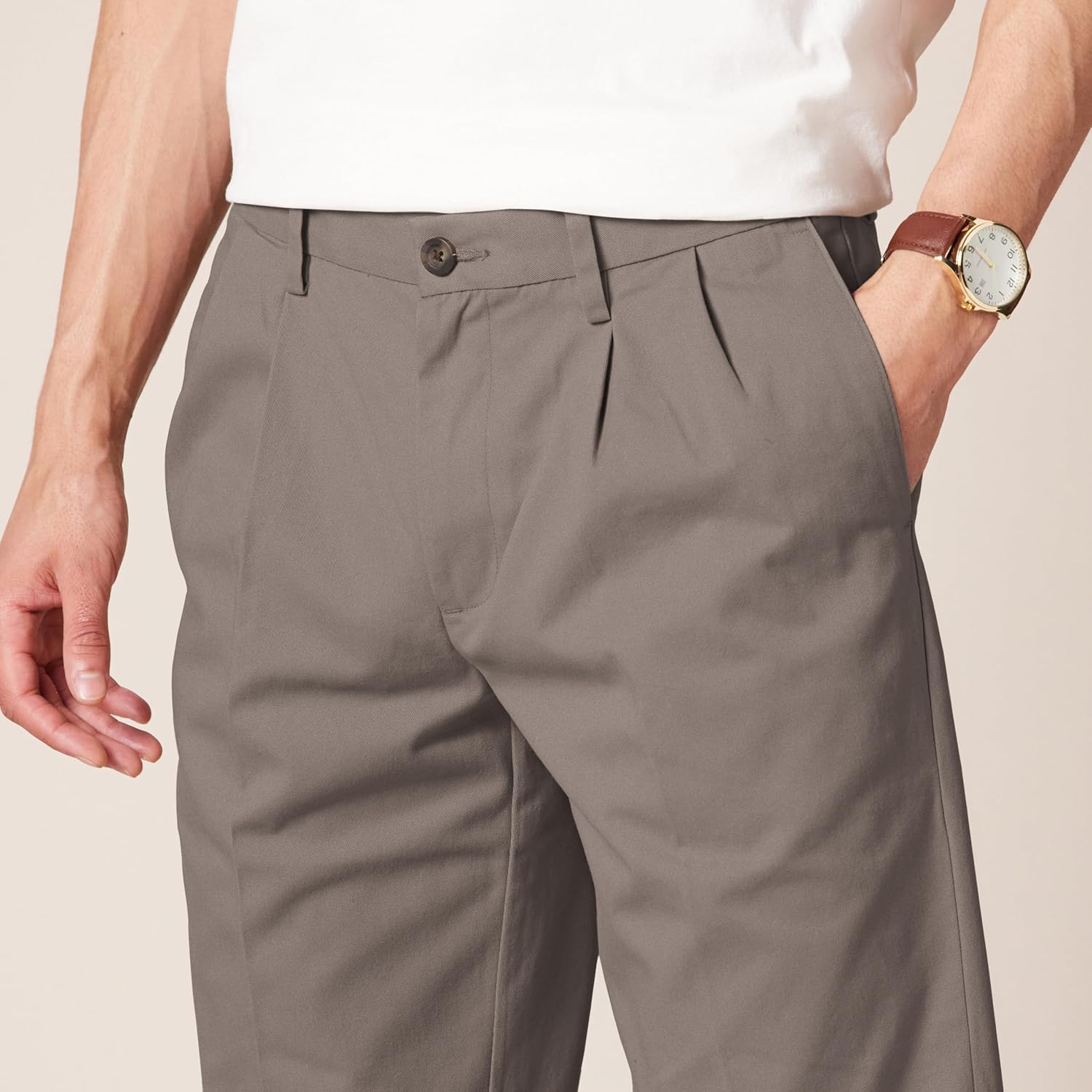 Thumbnail 3 de Amazon Essentials Men's Classic-Fit Wrinkle-Resistant Pleated Chino Trousers (Big & Tall)