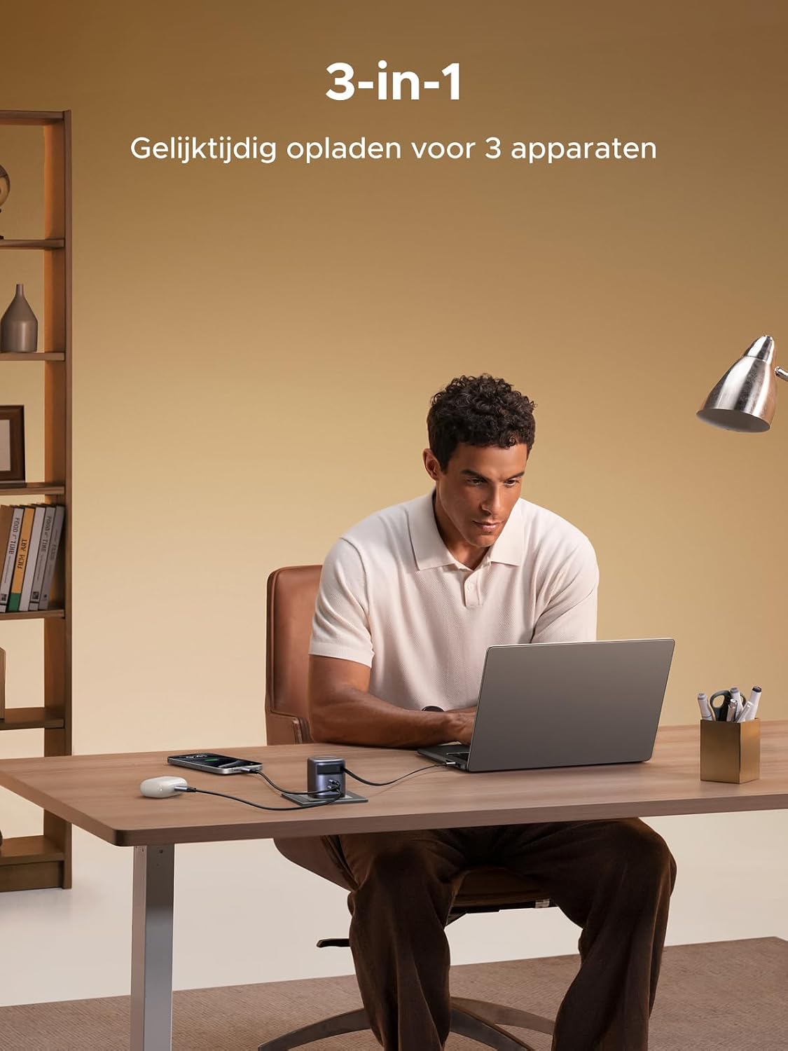 Detalle de UGREEN Nexode 65W USB-C-lader met intrekbare kabel van 69 cm en 3 poorten