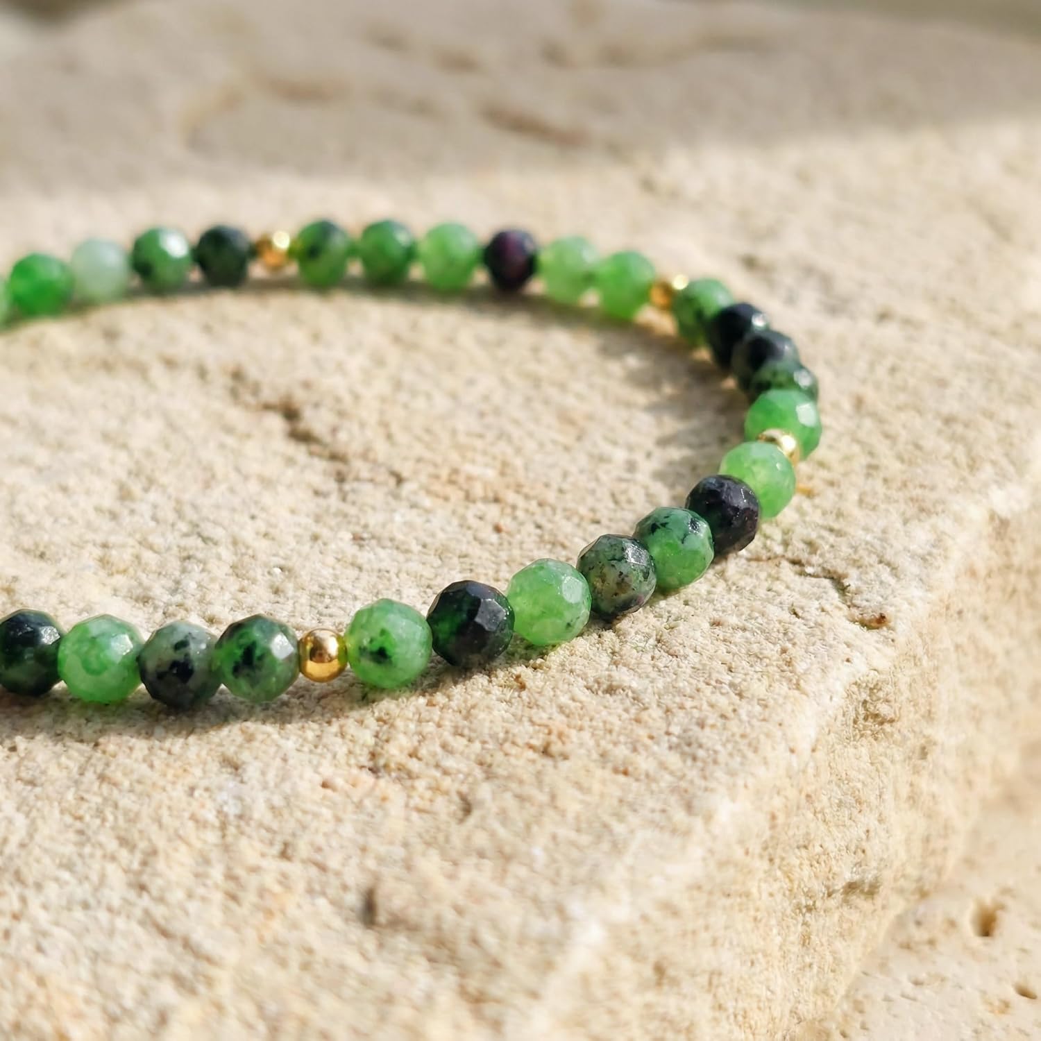 Detalle de bySantana Zierliches Naturstein-Armband – Farbige 4mm facettierte Edelsteinperlen, elastisch 17,5 cm