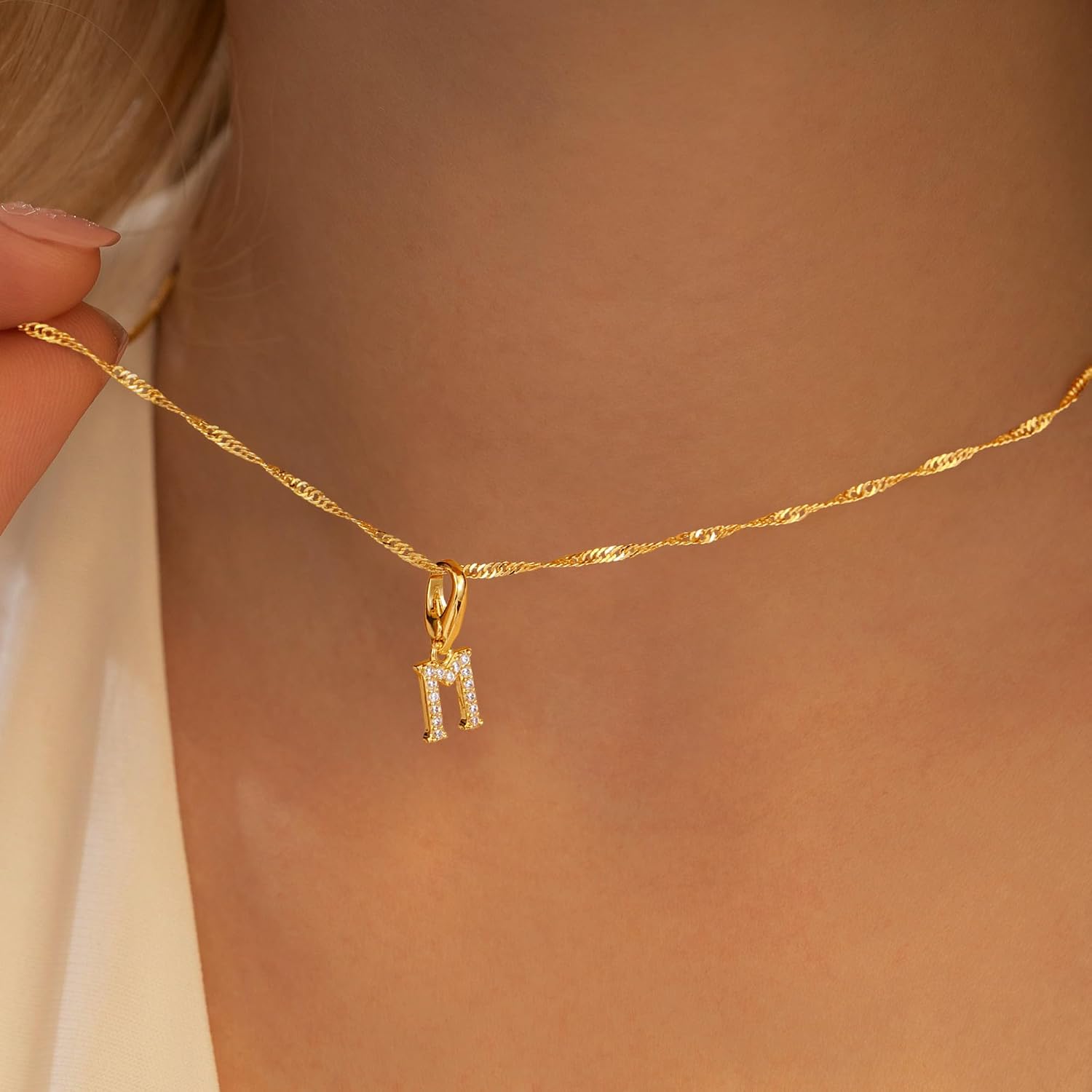 Detalle de TINGN Gold Kette mit Buchstaben (A–Z) – 14 Karat vergoldete gedrehte Panzerkette mit Zirkon-Anhängern