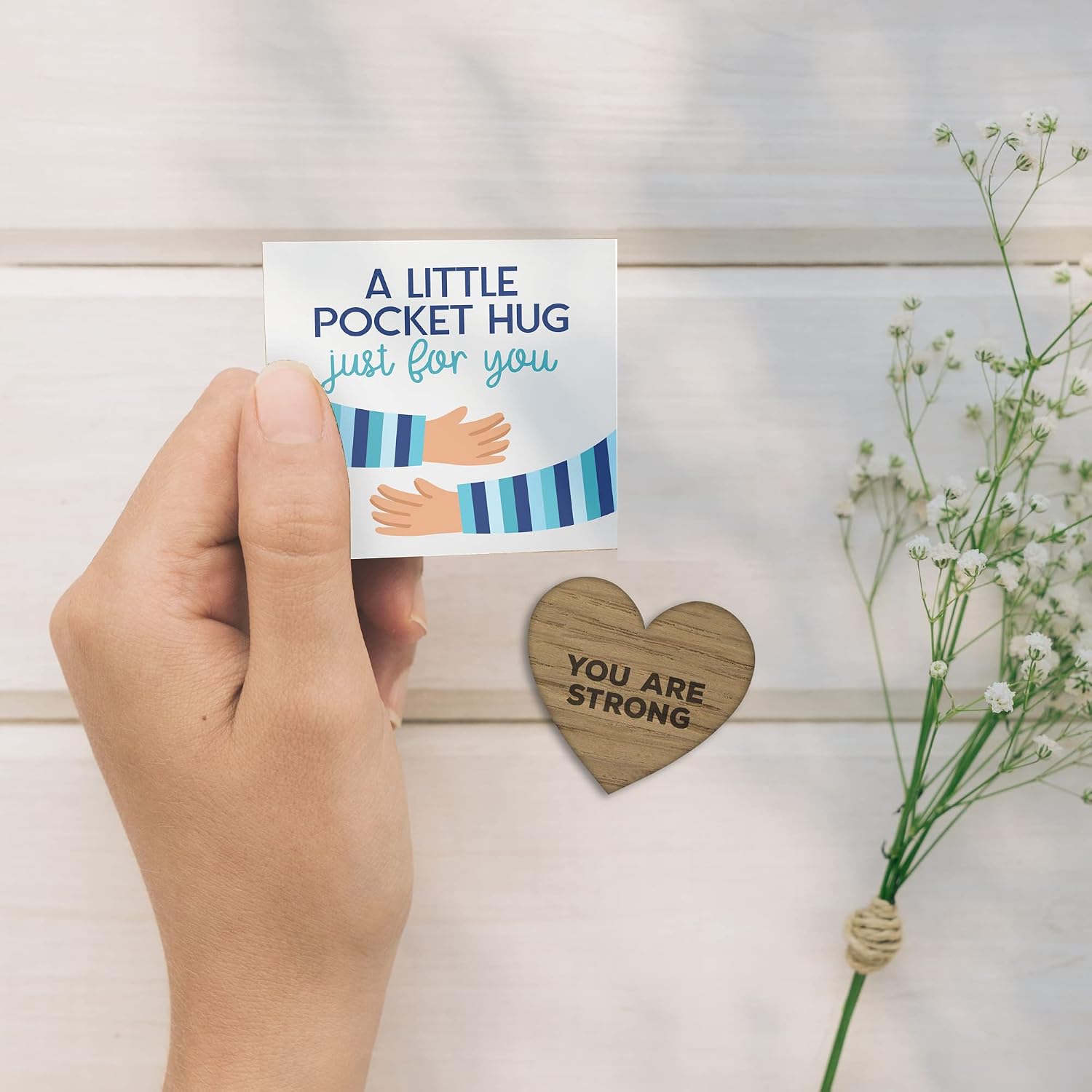 Detalle de Little Pocket Hug: Wooden Heart Token with Positive Affirmations (Blue) – You Are Strong